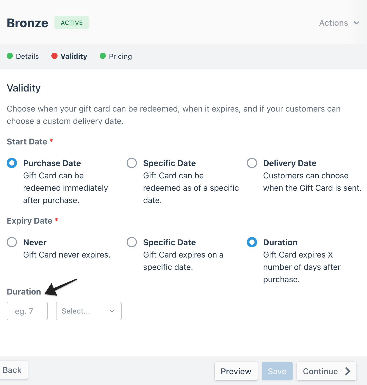 Gift card validity settings page showing start date options (purchase date, specific date, or delivery date), expiry date options (never, specific date, or duration), and a duration field for setting how many days after purchase the gift card expires. An arrow points to the duration field.